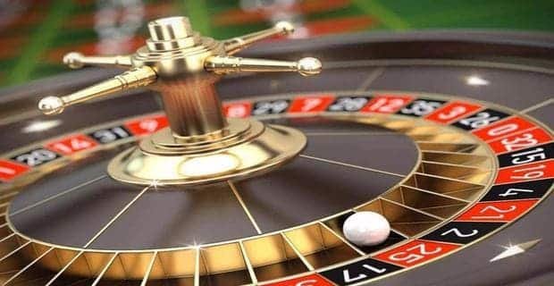 Pengguna perempuan membaca pengumuman platform gabungan antara sport dan casino yang modern